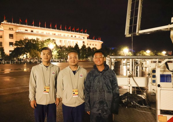 聞喜 閱兵出“神圖”，這輛消防云梯車立了功